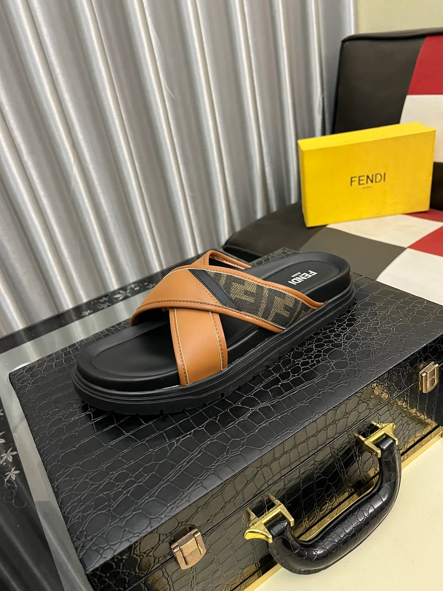 Men's men's shoes💰320⌚️⌚️FENDI Fendi slippers and sandals are shipped💄How can this summer be without the blessing of little monsters💄Original imported special hardware decorative pattern➕Original private model outsole! Details determine success or failure, good quality is not afraid of magnifying details! It feels super comfortable on your feet! This summer you need a pair of trendy, cool and comfortable sandals👣 Standard size: 38-443️⃣Colors available